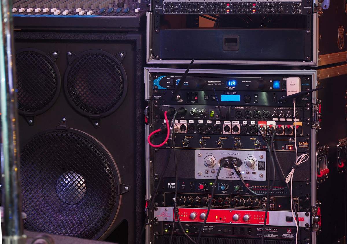 Sewa sistem bunyi Dabong - rak pemproses, mixer dan speaker PA yang dibawa melalui Laluan 66 untuk majlis kampung dan dewan sekolah di Dabong, Kelantan